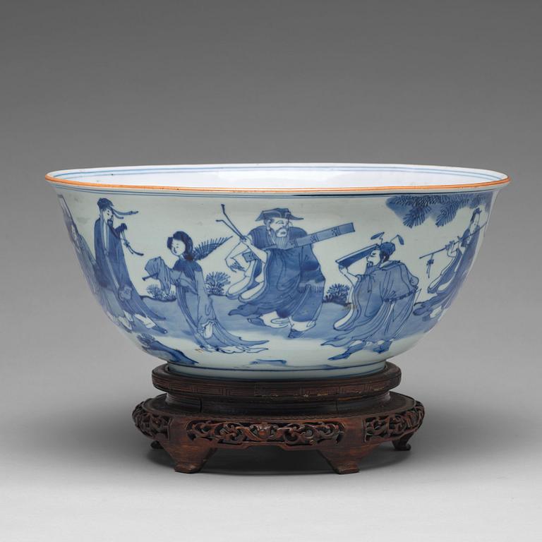 A large blue and white bowl, Transition, 17th century.