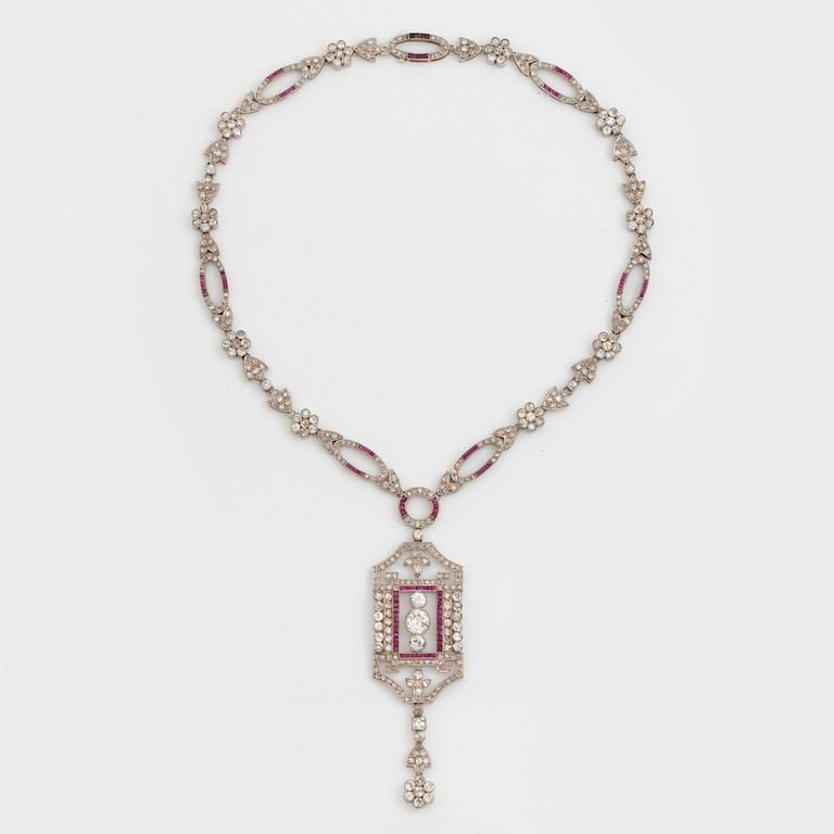 A platinum necklace set with old- and eight-cut diamonds with a total weight of ca 9.50 cts and carré-cut rubies.