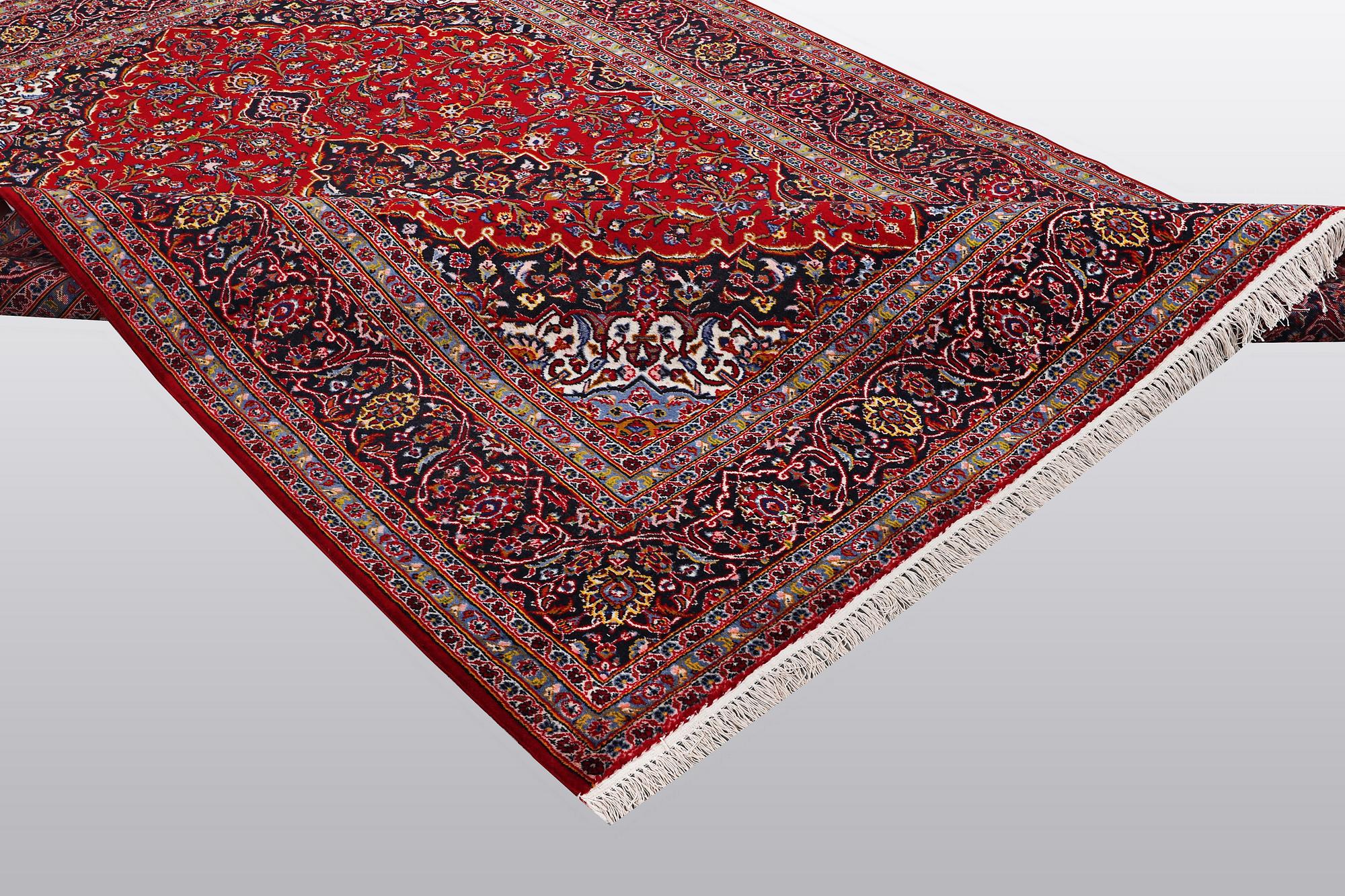 A carpet, Kashan, ca 298 x 202 cm.