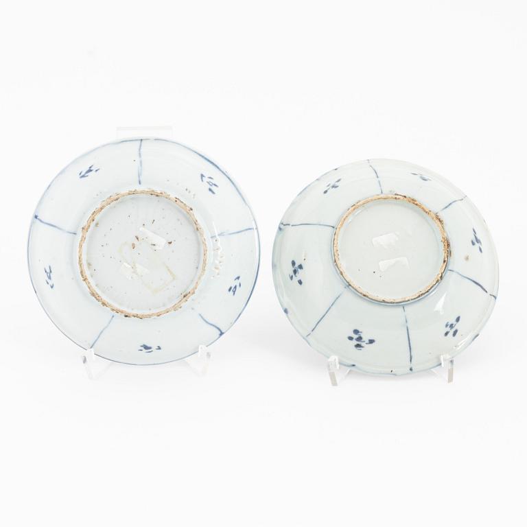 A set of two matching blue and white dishes, late Ming dynasty, 17th century.