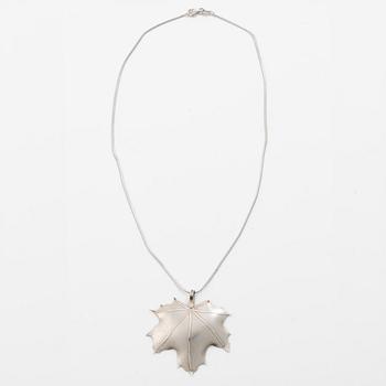 Caroline Lindholm, Pendant with chain, silver, in the form of maple leave.