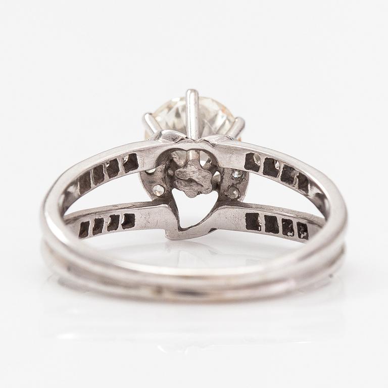 Sormus, 18K valkokultaa ja timantteja n. 1.50 ct yhteensä. Todistuksella.