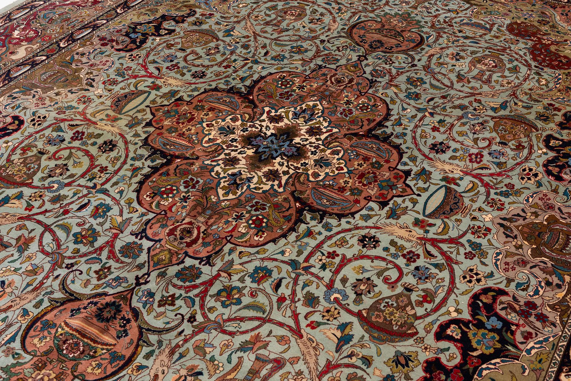 Matta, semiantik Täbris, nordvästra Persien, ca 392 x 294 cm.