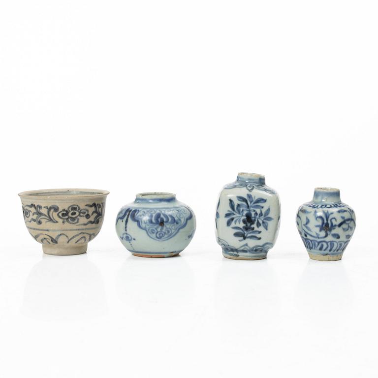Vaser, tre stycken, askar med lock, fyra stycken samt skål, porslin, Kina, delvis Mingdynastin.