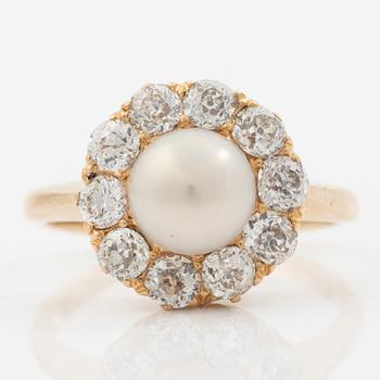 Ring, carmosémodell 18K guld med en odlad boutonpärla och gammalslipade diamanter.