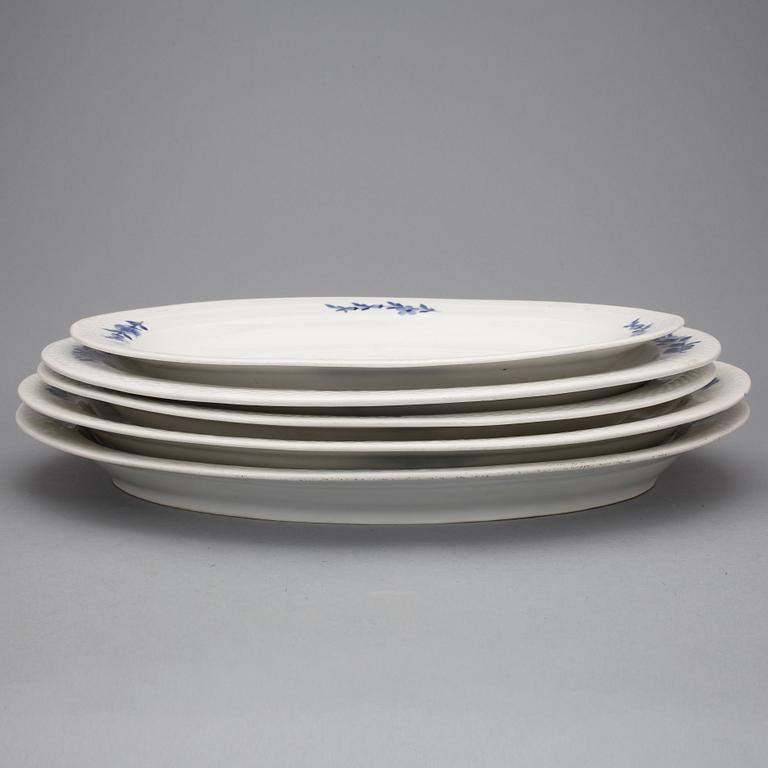 SERVISDELAR, ca160+8 delar, porslin, "Blå blomst", Royal Copenhagen, 1900-tal.