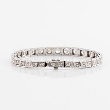 An 18K white gold bracelet set with round brilliant-cut diamonds.