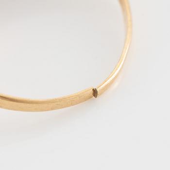 Ring 18K gold with red synthetic stone.