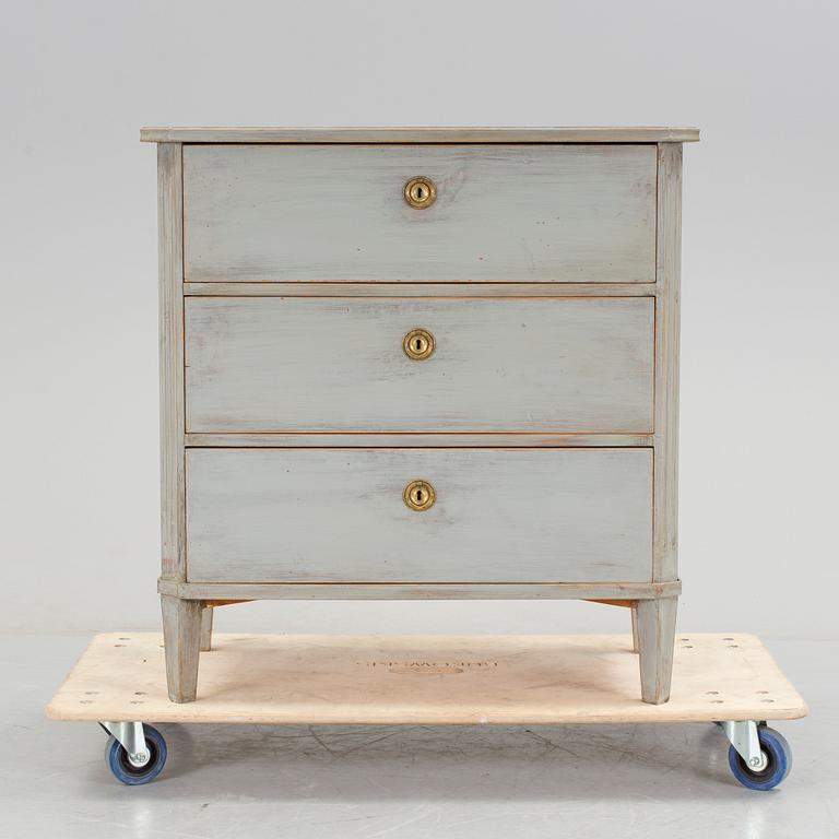 A 20th century Gustavian style chest of drawers.