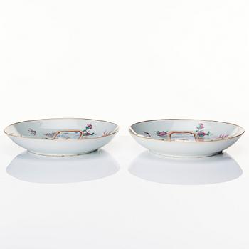 A pair of famille rose plates, Qing dynasty, 19th century.