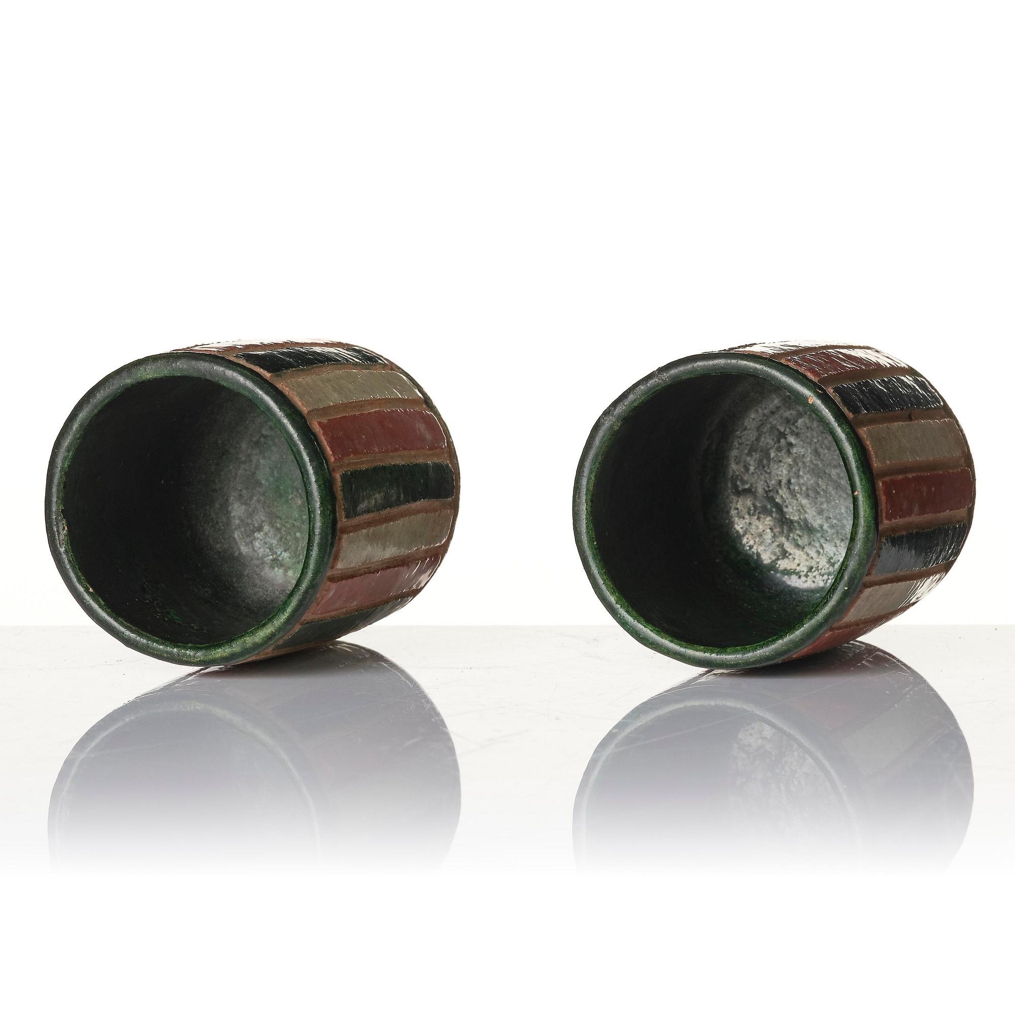 Koppar, två stycken, keramik samt kanna, porslin. Qing dynastin, 1800-tal.