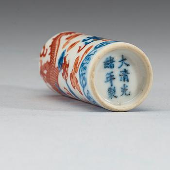 A porcelain snuff bottle, Qing dynasty, with Guangxu six-character mark and of the period (1875-1908).