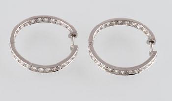 ÖRHÄNGEN, 18K vitguld med 52 briljantslipade diamanter ca 2,6 ct. Vikt 11,3 gram.