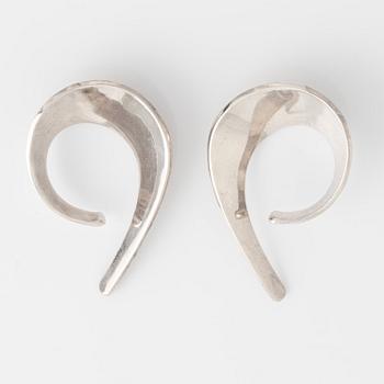 Tone Vigeland a pair of earrings, "Slynge/Sling" sterling silver, Norway.