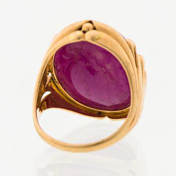 LOTTA ORKOMIES, SORMUS, pyöröhiottu rubiini, 18K kultaa. A. Tillander, Helsinki 1981.