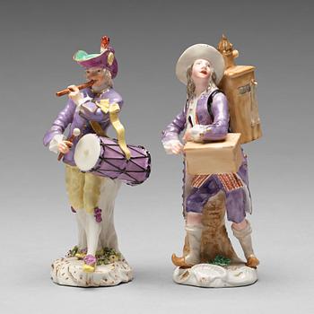 Two porcelain figurines of musicians, after Meissen, 19th Century.