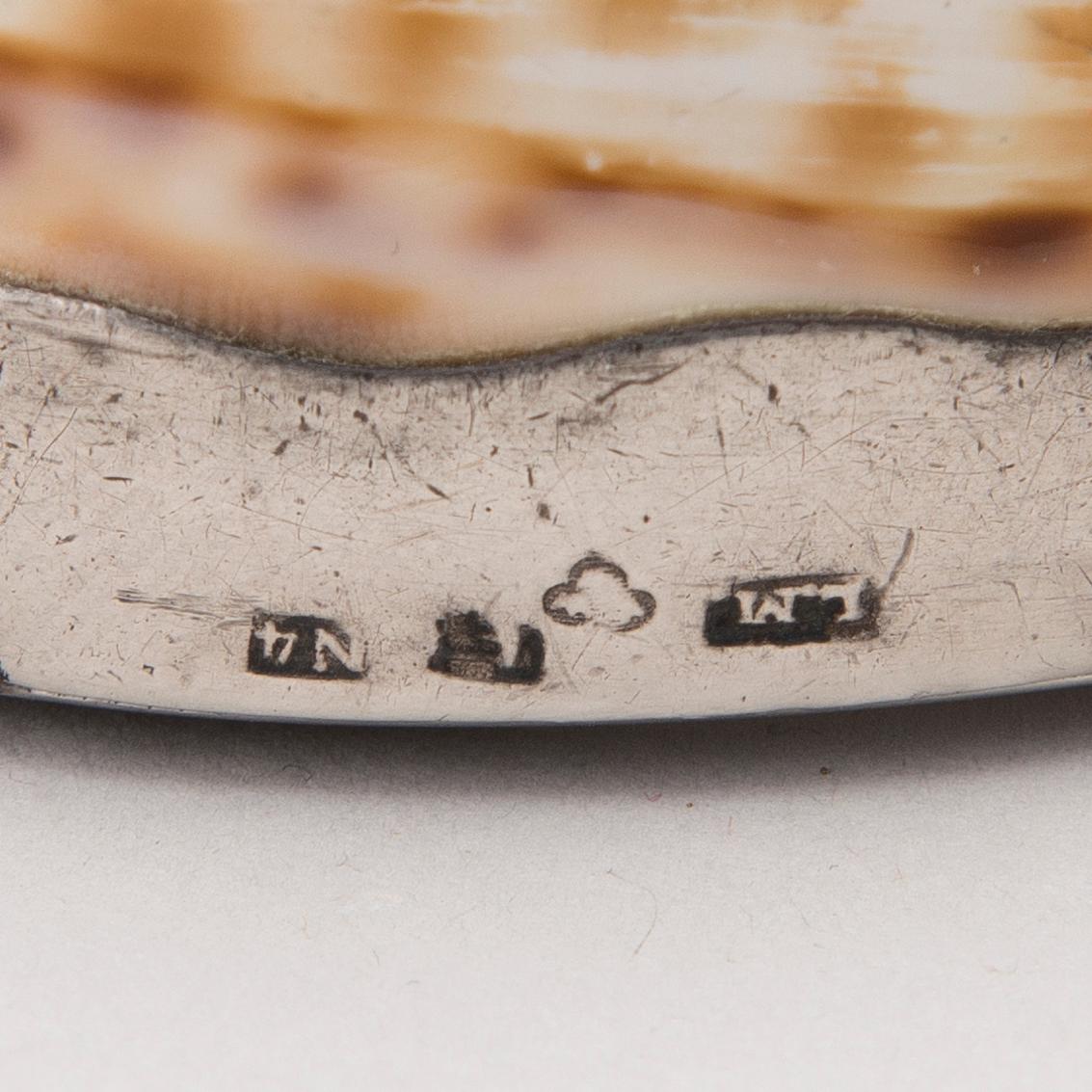 SNUSDOSOR 2 ST, ena med silver beslag Lars Malm, Eskilstuna 1843, andra med metallbeslag.