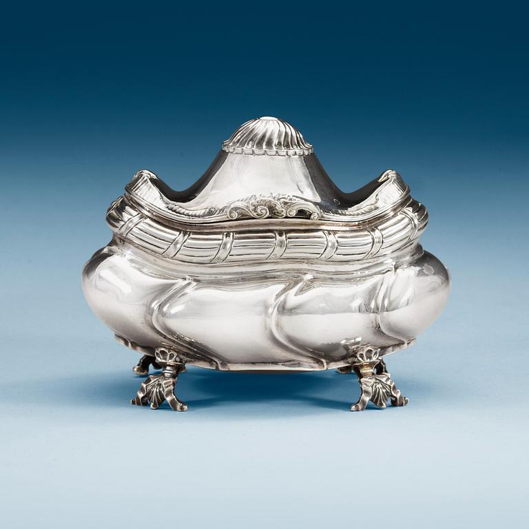SOCKERSKRIN, silver, av Carl Petter Tellander, Jönköping 1761. Rokoko. vikt ca 306 gram.