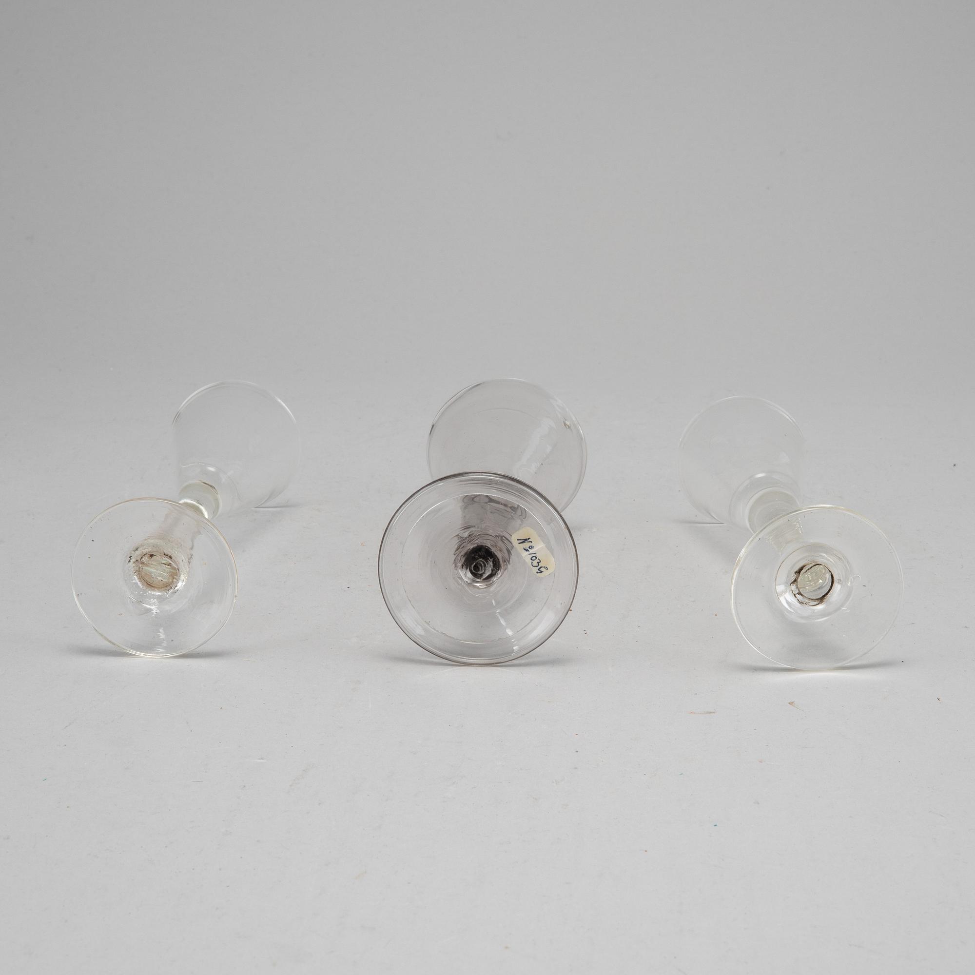 Spetsglas, tre stycken, 1+1+1, 1700-tal, samt omkring år 1800.