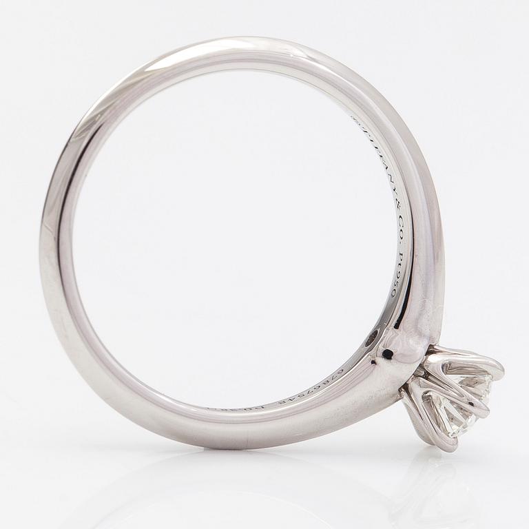 Tiffany & Co, Ring, platina med briljantslipad diamant 0.38 ct. Med certifikat.