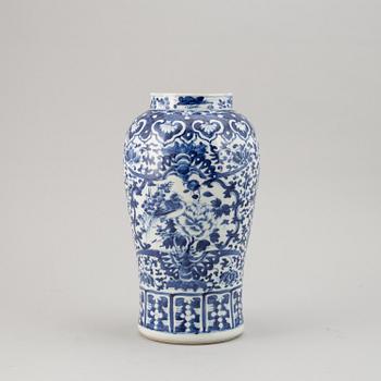 A blue and white vase, Qing dynasty, late 19th century.