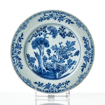 Tallrikar, tre stycken, fajans. Holland, 1700-tal.