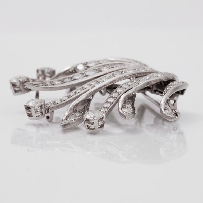 A brilliant- and old-cut diamond brooch/clip. Total carat weight of diamonds circa 9.50 cts.