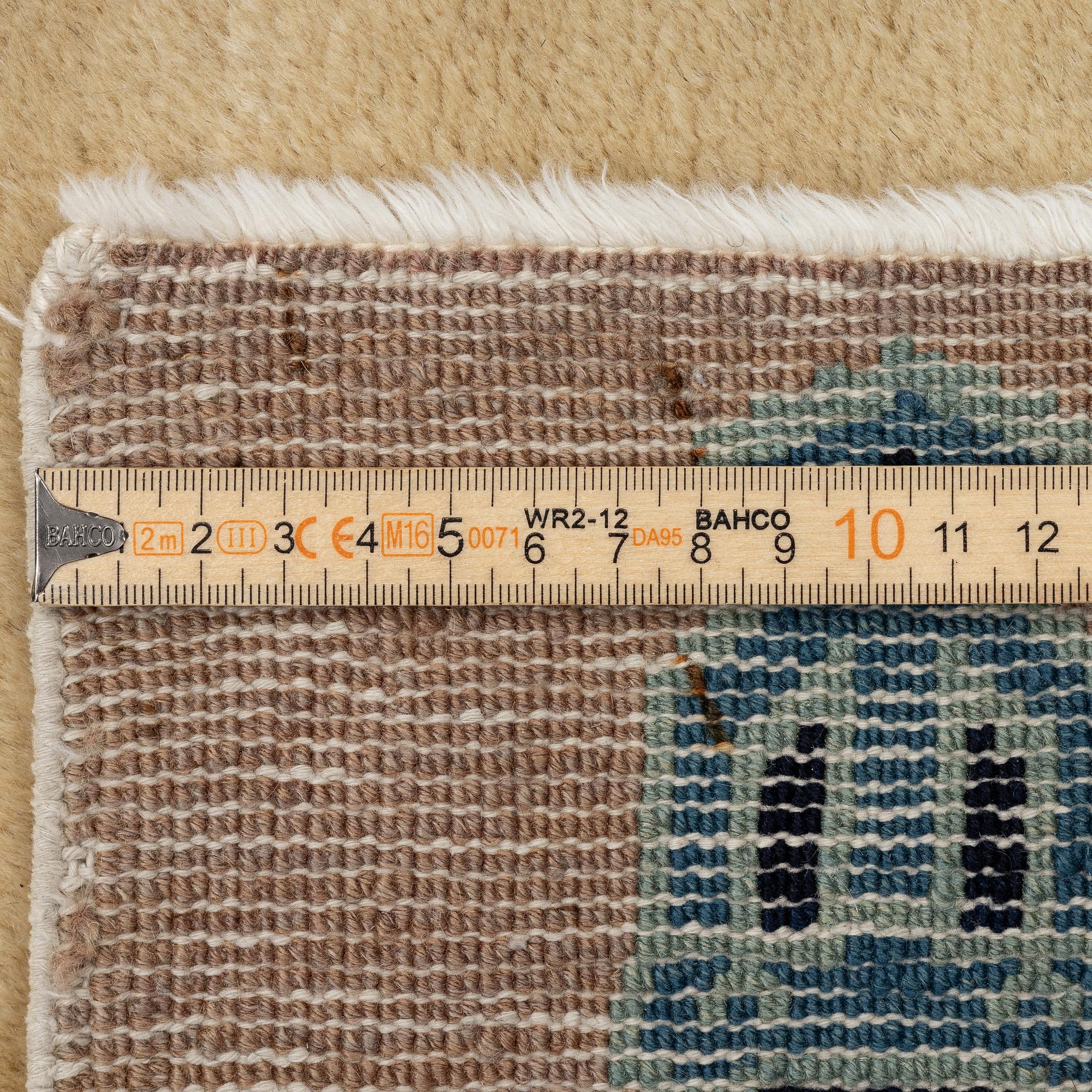 Matta, semiantik Kina, ca 267 x 185 cm.