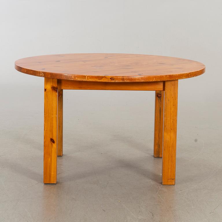 A 1970:s pine dining table.