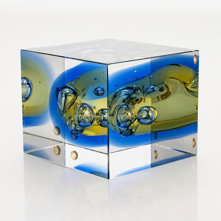 Oiva Toikka, an annual glass cube, signed Oiva Toikka Nuutajärvi 2007, 172/2000.