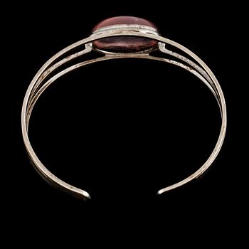 ARMRING, silver med cabochonslipad  rosenkvarts, importstämplad. Vikt 24,9 g.