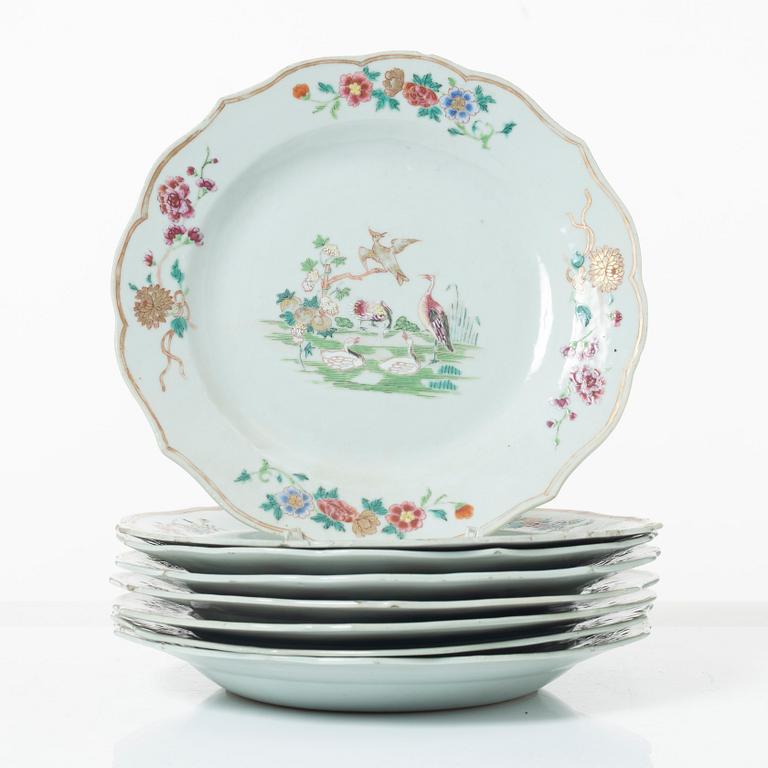 Tallrikar, porslin, åtta stycken, Qingdynastin, Qianlong (1736-95).
