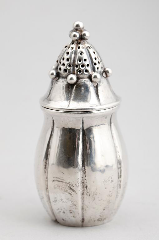 PEPPARSTRÖARE, silver, Anders Nilsson, 1922. Vikt ca 44 g.