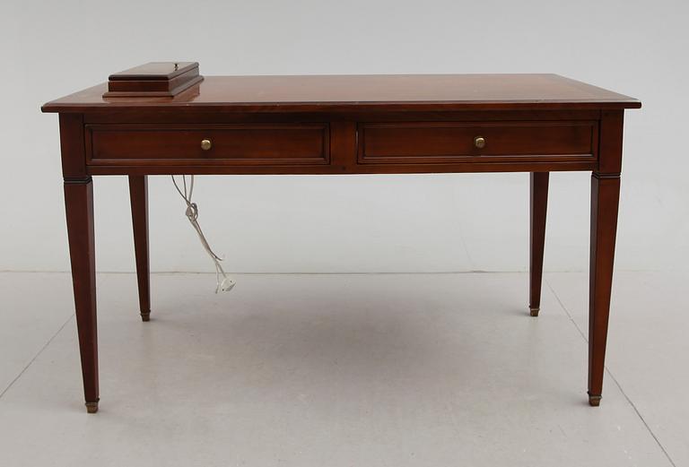 SKRIVBORD, gustaviansk stil, 1900-talets andra hälft.
