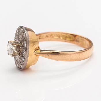 An 18K gold ring with diamonds ca. 0.43 ct in total. Aake Lionel Röyskö, Tampere 1971.