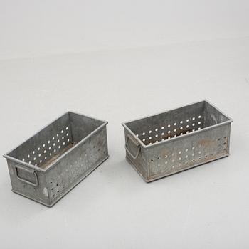 BLOMLÅDOR, ett par, zink, 2000-tal.