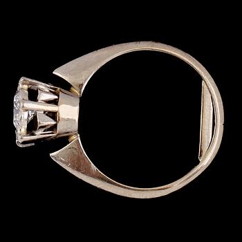 RING, 18K vitguld, briljantslipad diamant ca 0.52 ct. Vikt ca 5 g.