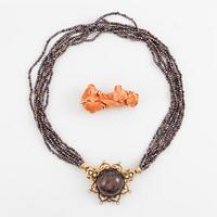 Flerradig pärlcollier med två lås med skuren korall, cabochonslipad turmalin och briljantslipade diamanter.