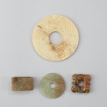 A set of two nephrite bi disc's and two belt buckles, Qing dynasty (1644-1912).