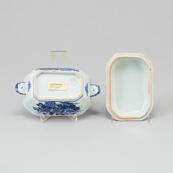 A Chinese blue and white export porcelain butter tureen with cover and two dishes, Qing dynasty, Qianlong (1736-95).