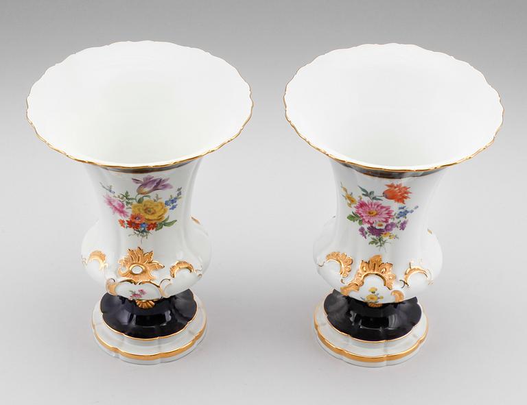 VASER, 2 st, porslin, Meissen, 1900-talets andra hälft.
