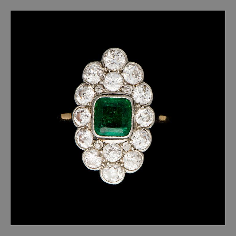 RING, 18K guld, smaragd, gammalslipade diamanter. Oskar Lindroos, Helsingfors 1926. Vikt ca 4,4 g.