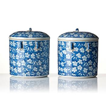 A pair of blue and white tureens with covers, Qing dynasty, 19th century.