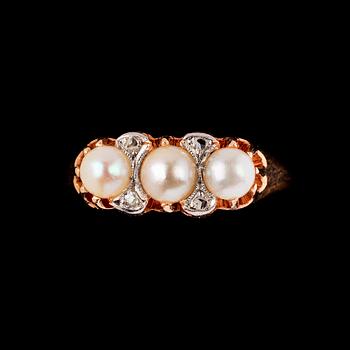 RING, 18k guld med tre odlade pärlor samt rosenslipade diamanter. Vikt 4 g.