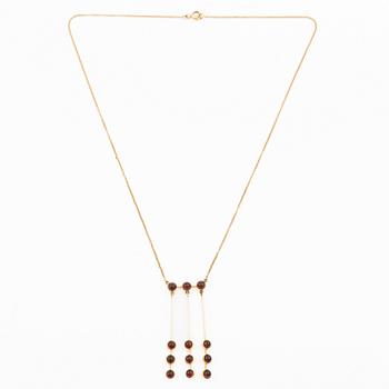 Pendant with chain in 18K gold set with cabochon-cut garnets, HK.