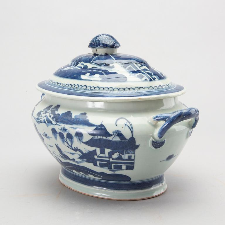 A Chinese blue and white porcelain tureen early 1800's.