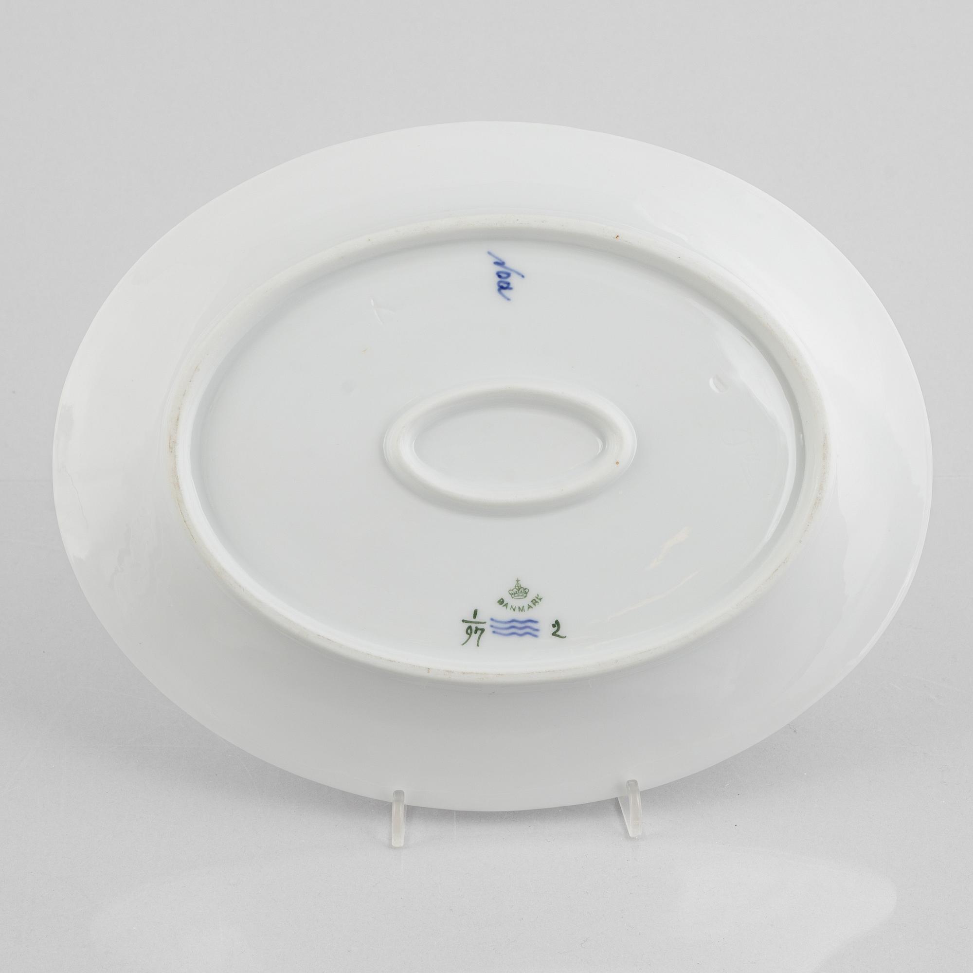 Four porcelain serving dishes and a fish platter, half-lace "Musselmalet", Royal Copenhagen, Denmark, 1894-1923.