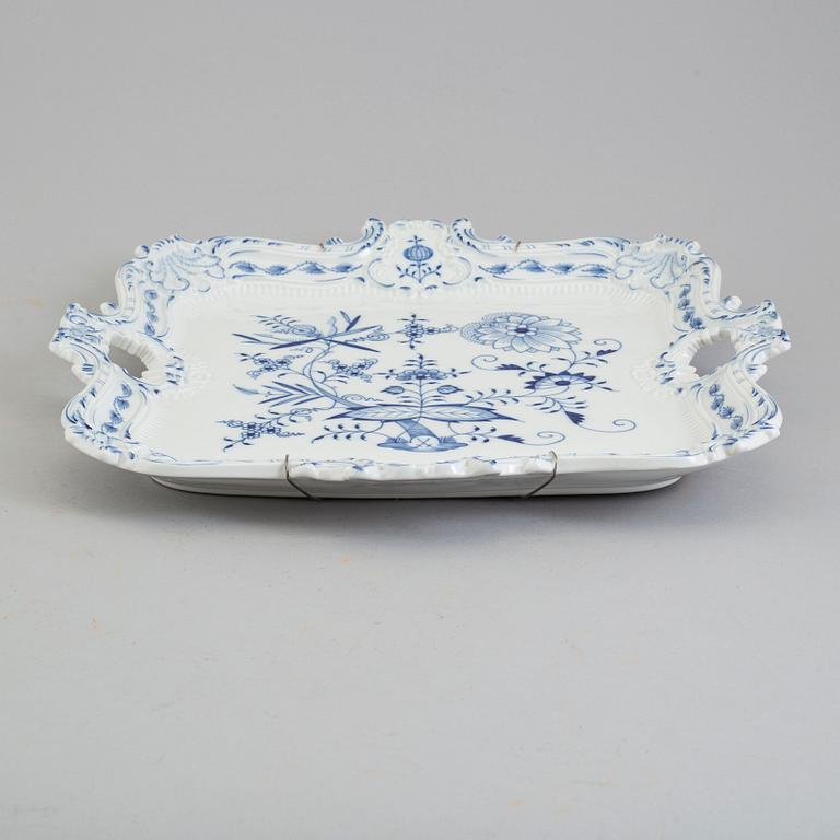 A 20TH CENTURY MEISSEN PORCELAIN TRAY.