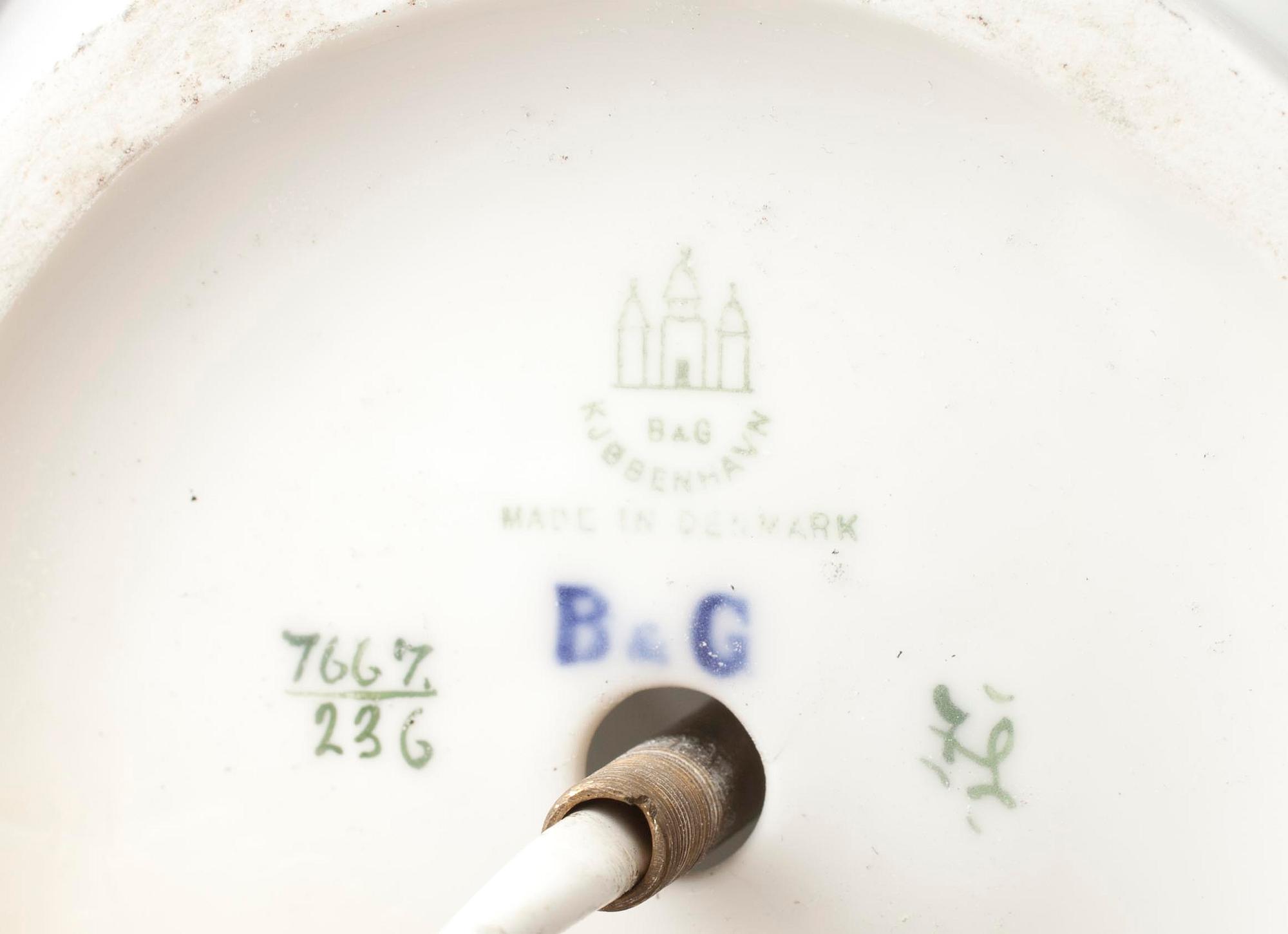 PÖYTÄVALAISIN, posliinia sekä kullattua messinkiä, Bing & Gröndahl, Tanska 1900-luvun alku.