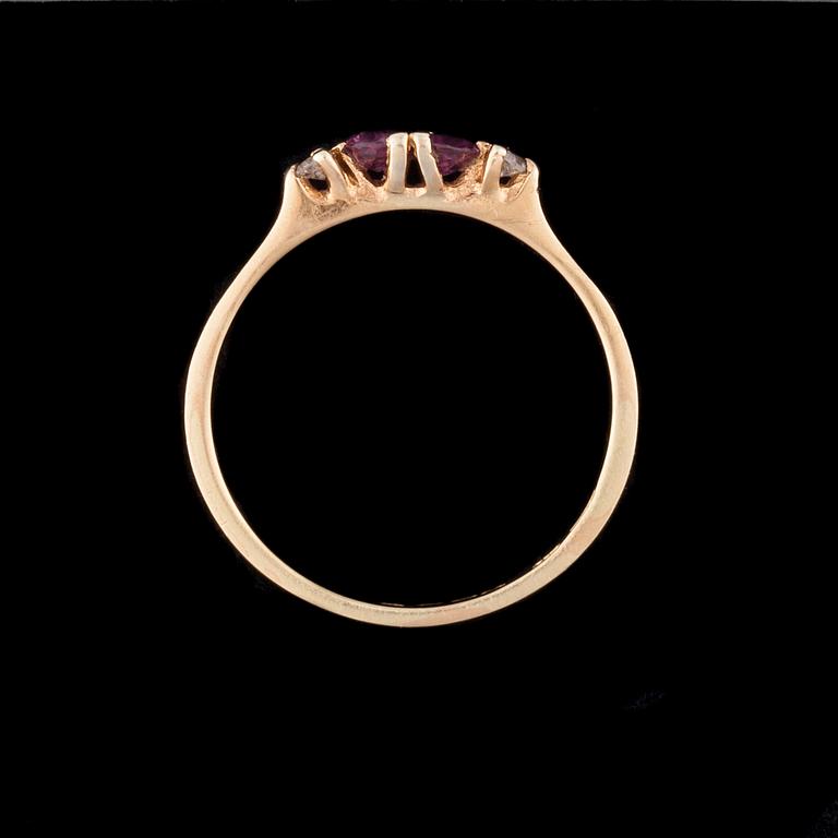 RING, 14K guld, ljusröda safirer, 8/8-slipade diamanter. Westerback, 1981. Vikt ca 1,5 g.